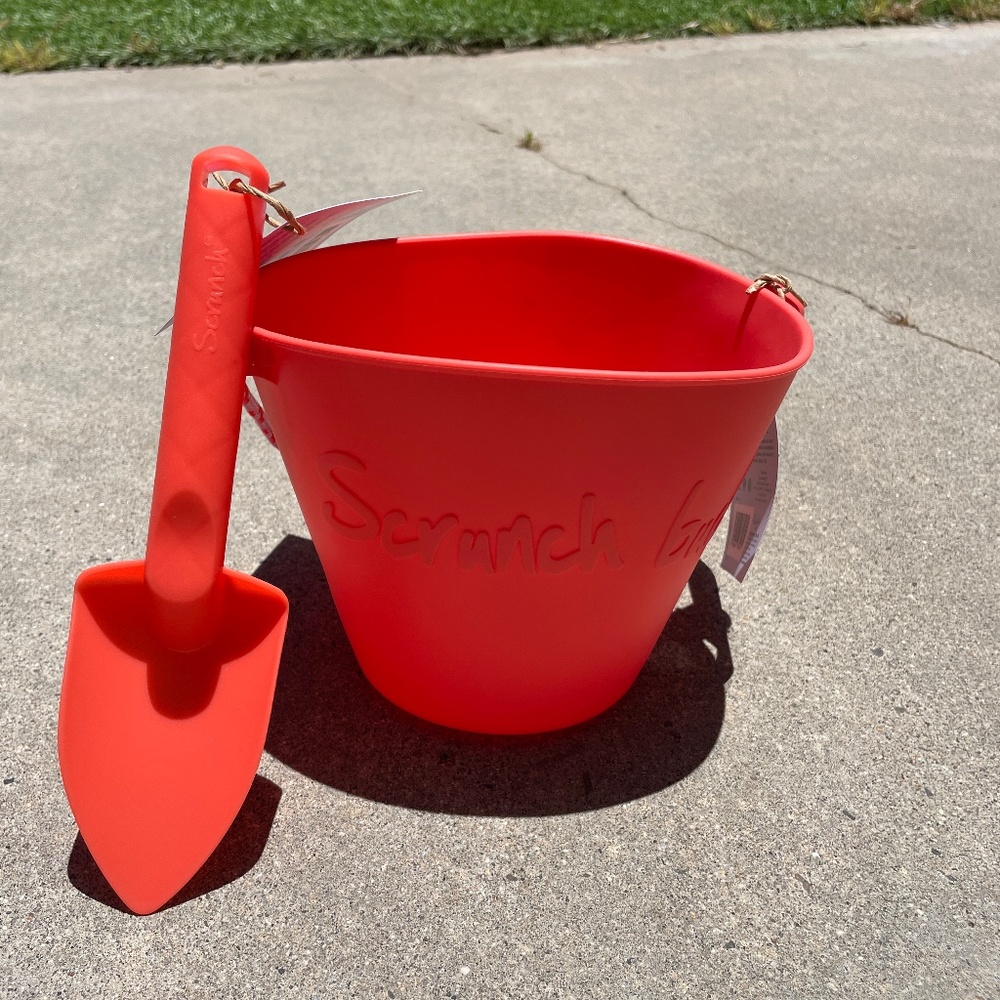Scrunch bucket orange with spade